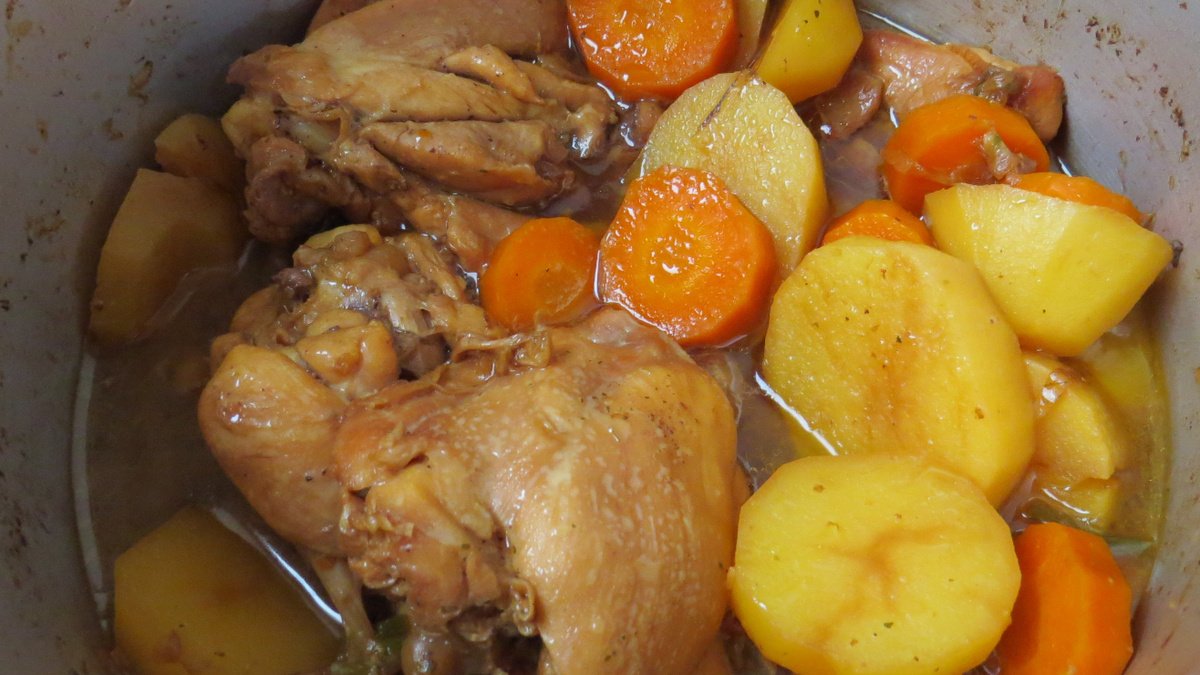 Frango com cenoura e batata na pressão