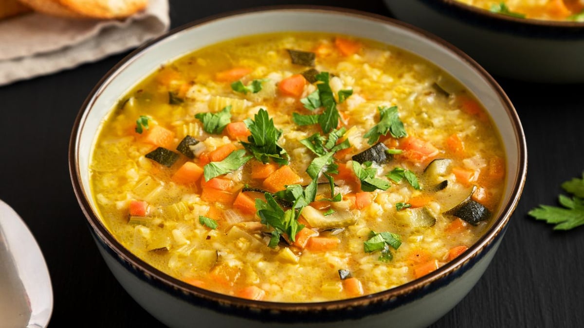 Canja de galinha cremosa com arroz e legumes, simples e reconfortante