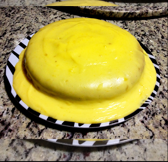 Bolo de laranja com cobertura de laranja