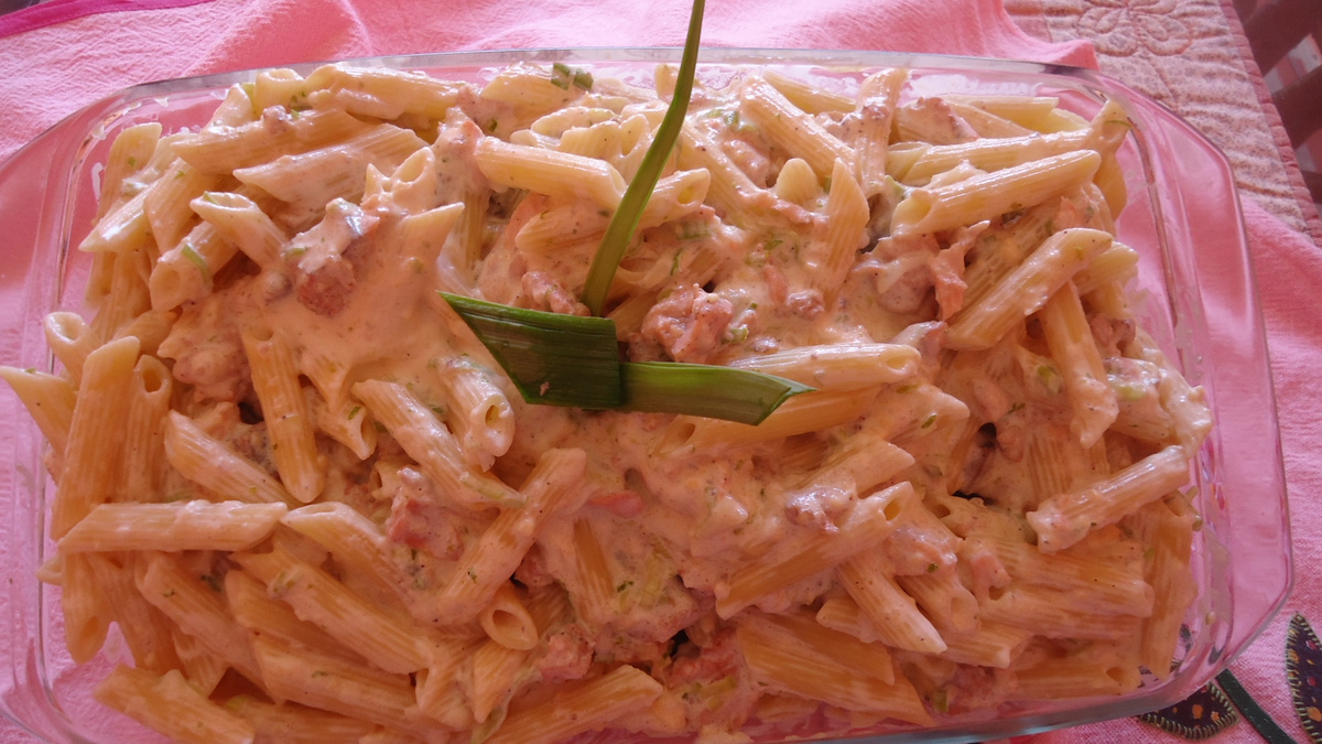 Penne ao molho de salmão com raspas de limão siciliano