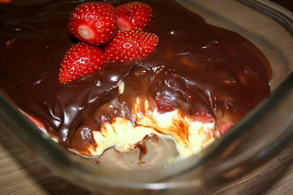 Bolo de Chocolate com Morango Simples e Gostoso (Receita Fácil e Completa)  - Maravilha de Sabor
