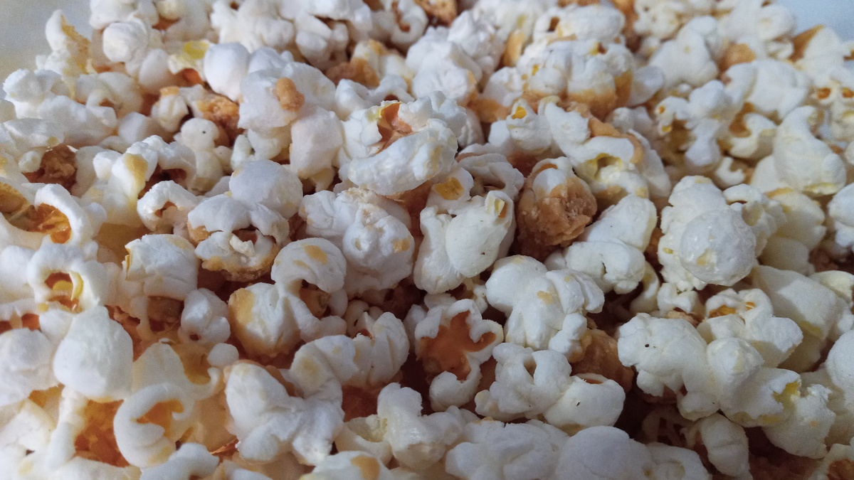 Pipoca caramelizada com leite ninho