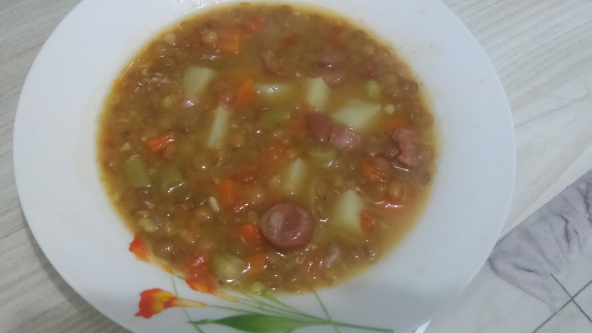 Sopa de lentilhas com legumes e carne de porco