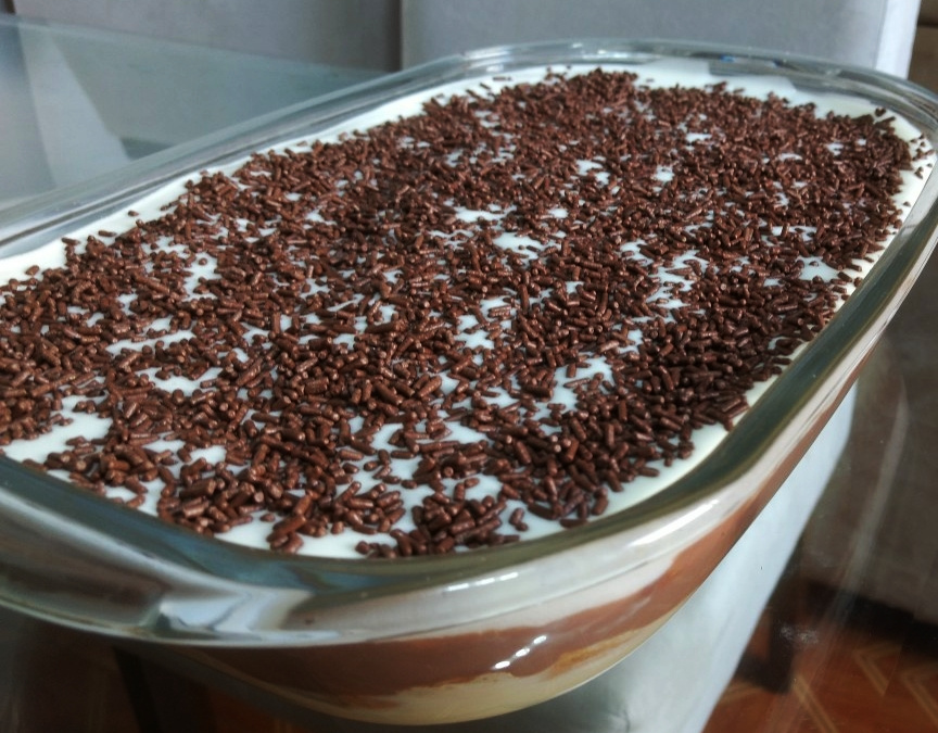 Pavê de chocolate com biscoito champagne