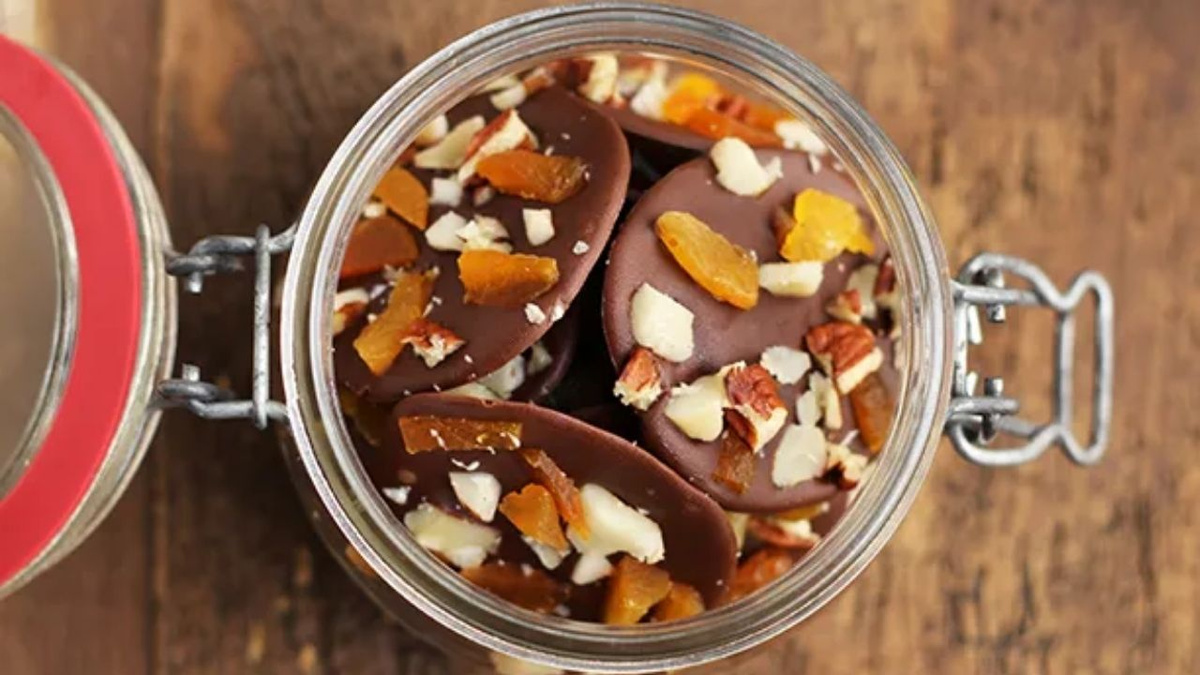Mendiants (discos de chocolate com frutas secas)