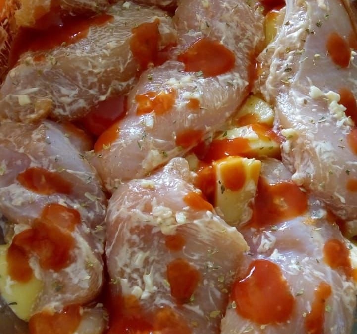 Frango assado suculento com batatas