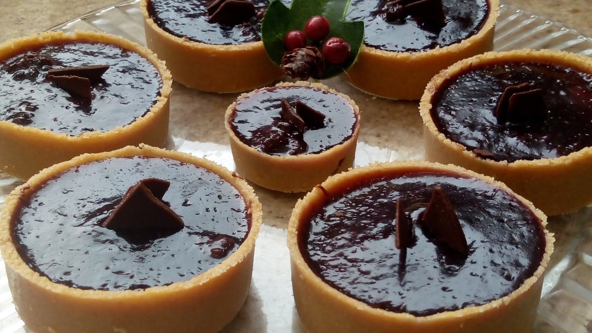 Tortinhas de ganache de chocolate com geleia de amora