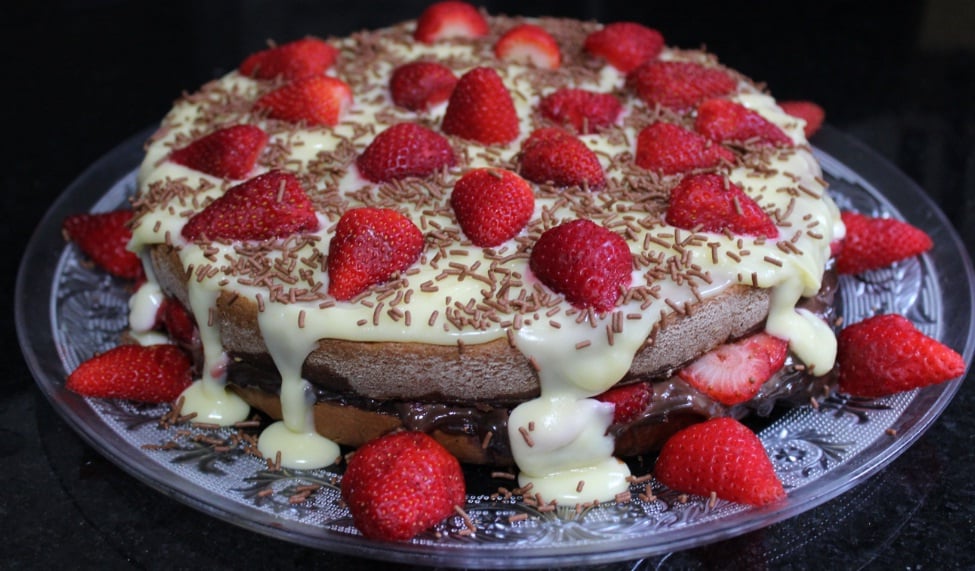 Naked cake com brigadeiros e frutas