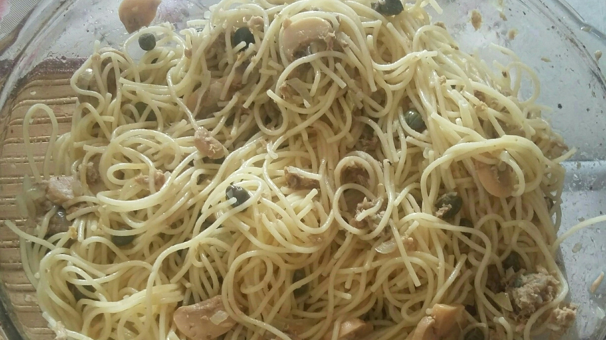 Spaghet ao molho de alcaparras, cogumelos e atum