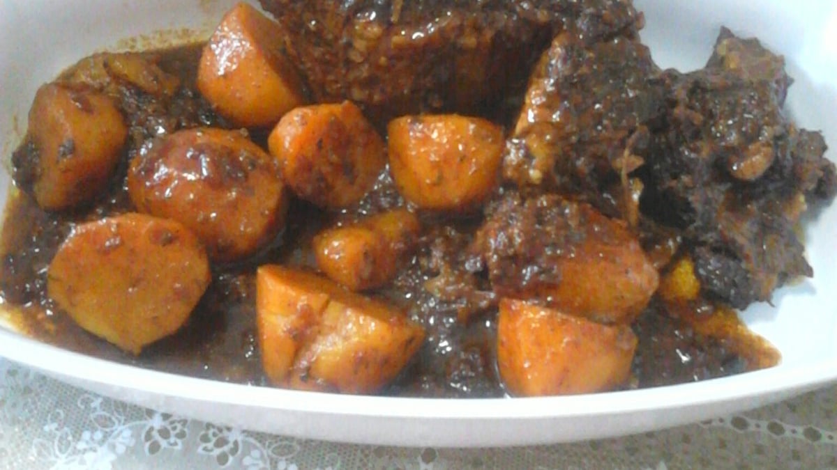 Carne assada com batatas douradas