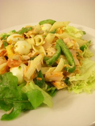 Salada de macarrão e peito de peru
