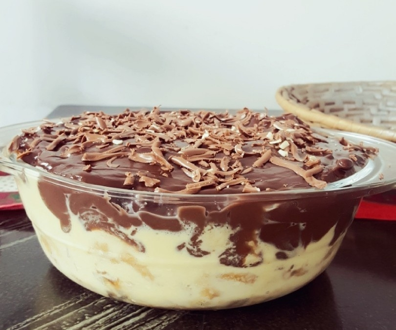 Panetone de sorvete com calda de chocolate