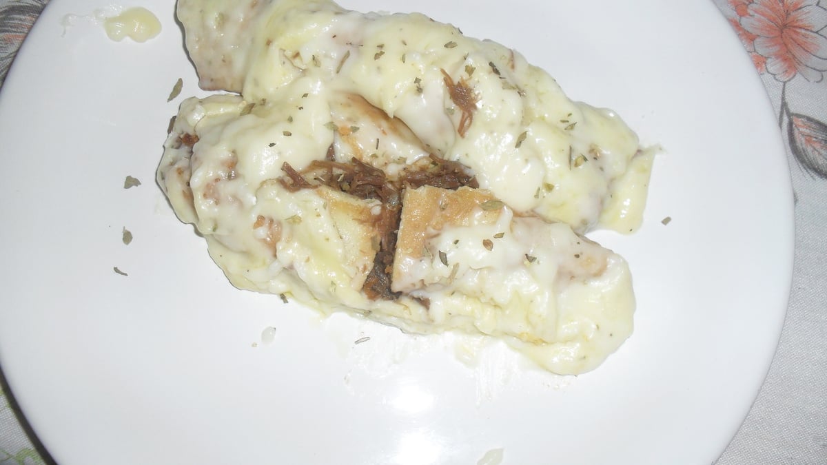 Panqueca de carne desfiada com molho branco