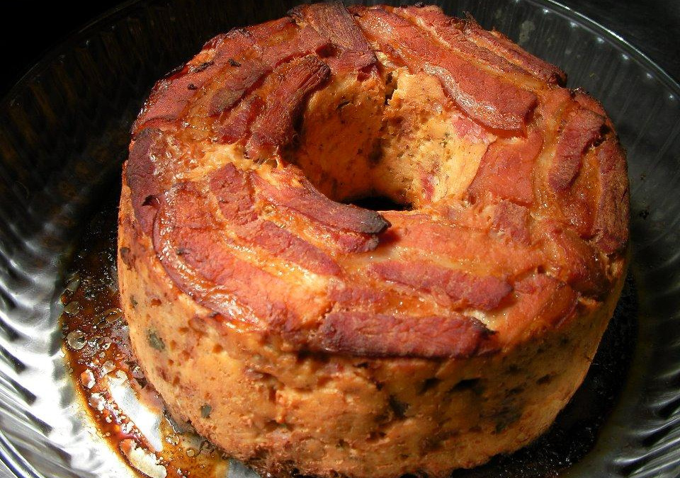 Bolo delicioso de frango com bacon