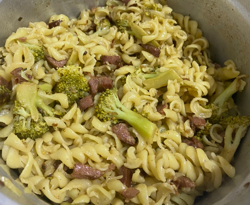 Macarrão com brócolis, linguiça e bacon