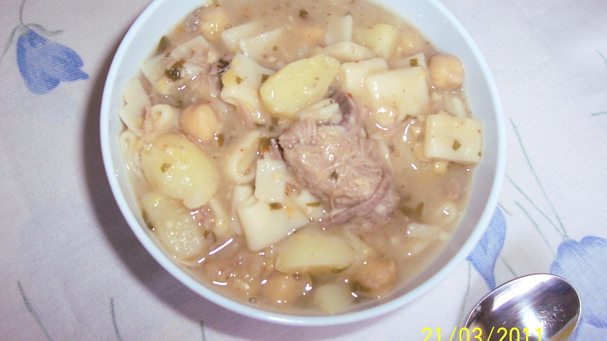 Sopa de grão-de-bico e costelinha