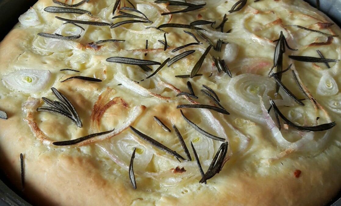 Foccacia levíssima de alecrim e cebola