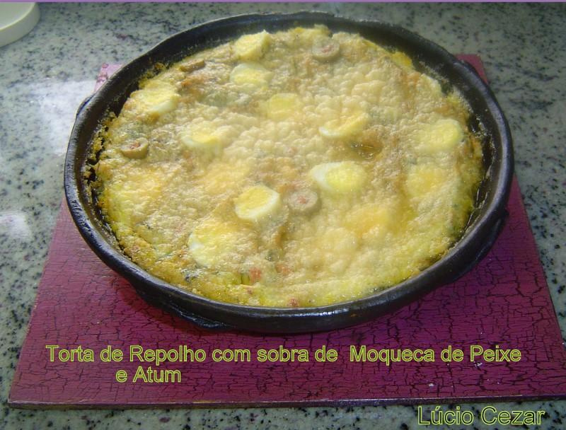Torta de repolho com sobras de moqueca de peixe e atum