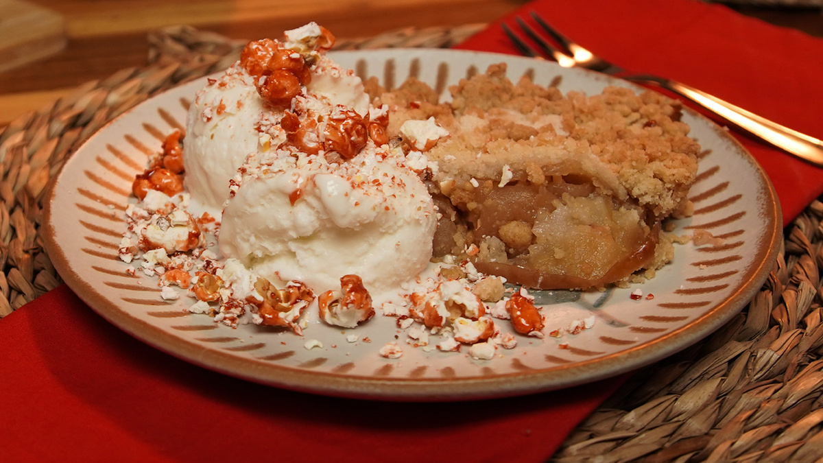 Crumble de maçã com sorvete e farofa de pipoca