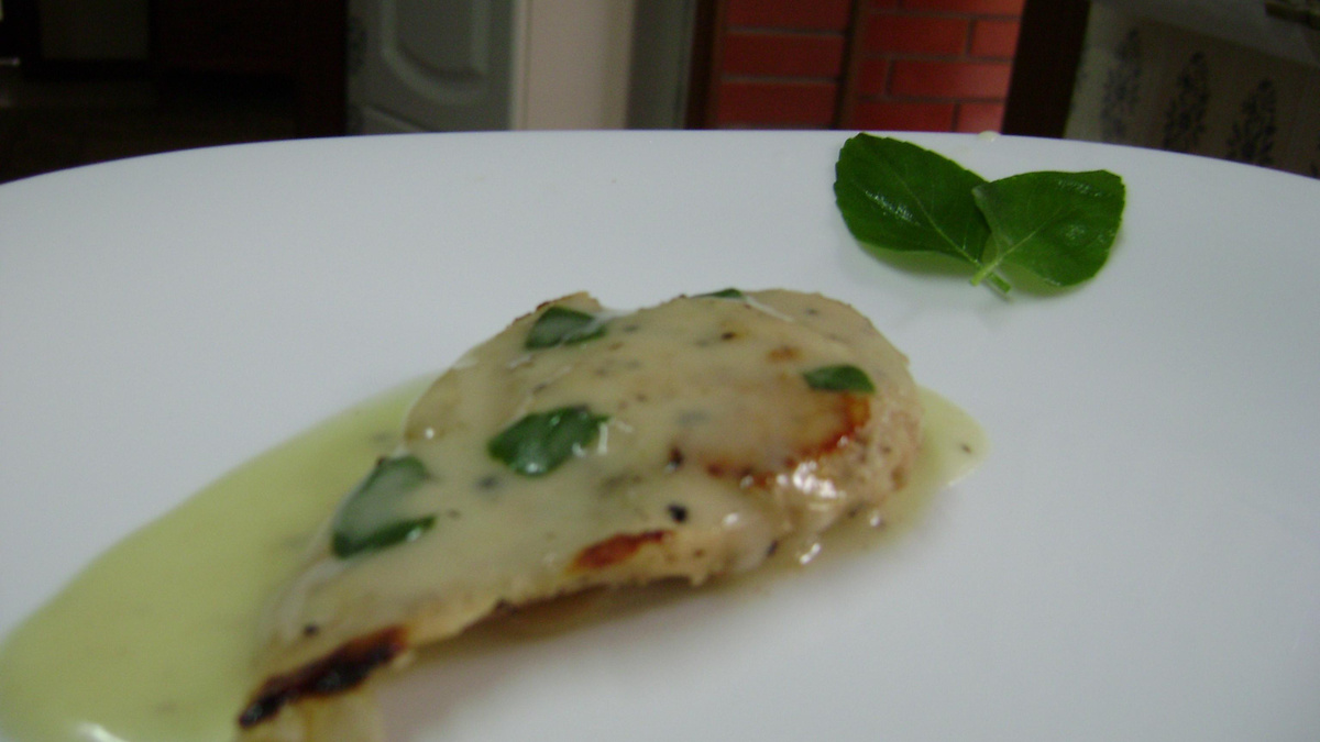 Filé de frango com molho de mostarda, vinho branco e arroz integral