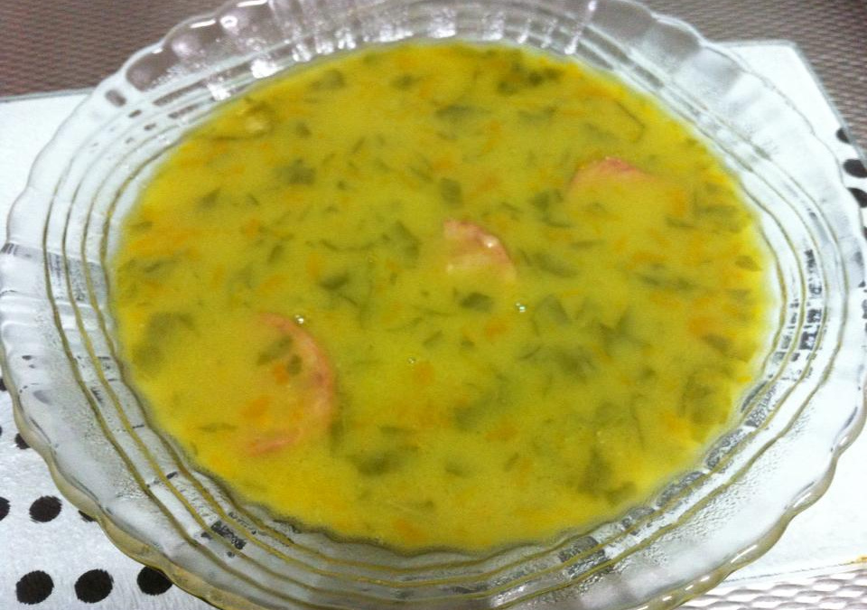 Sopa de ervilha com moranga, linguiça calabresa e couve manteiga
