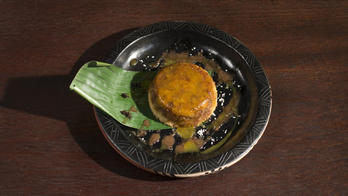 Pudim de mandioca, cajá e castanha com calda de formiga e creme de caramelo