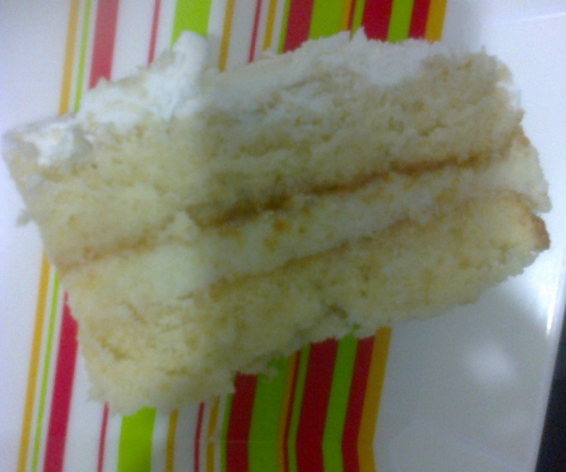 Bolo com creme de coco e chantilly