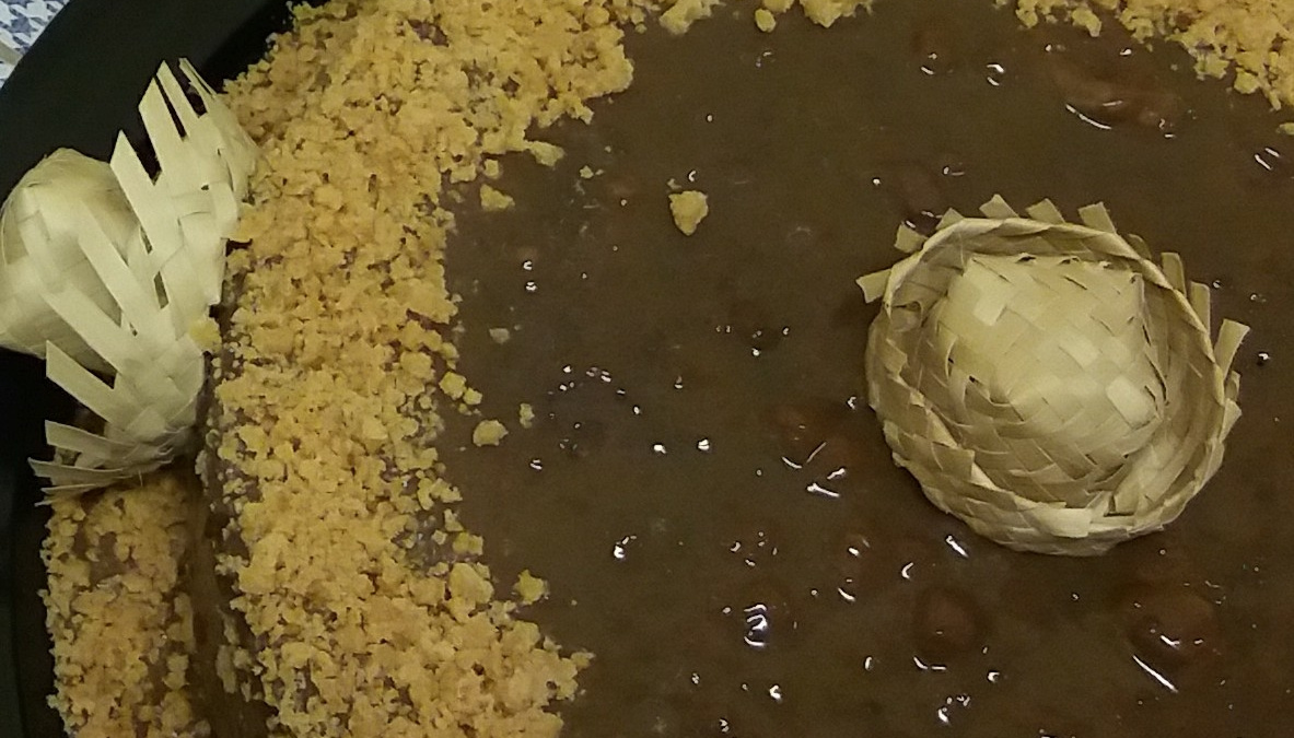 Bolo de Fubá com brigadeiro e paçoca