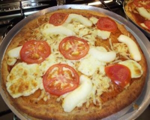 Estava pesquisando umas receitas de pizza no Google e achei essa bizarrice.  Quem corta a pizza assim? Pra mim isso é pior que arroz por cima do feijão.  : r/jovemnerd