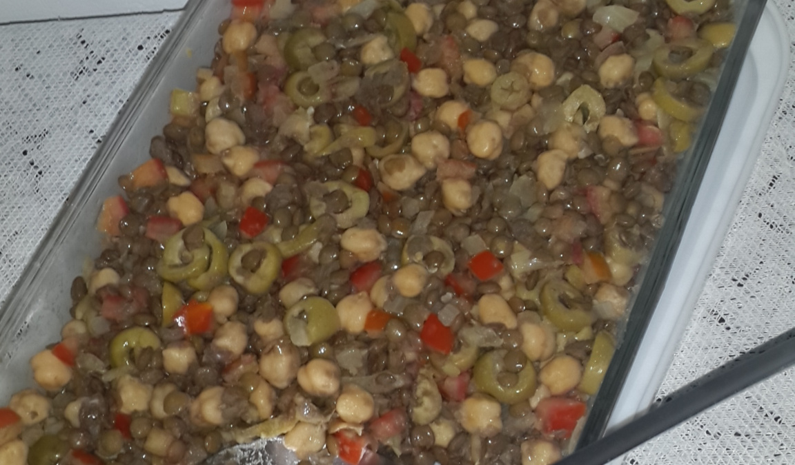 Salada da sorte com grão de bico e lentilha