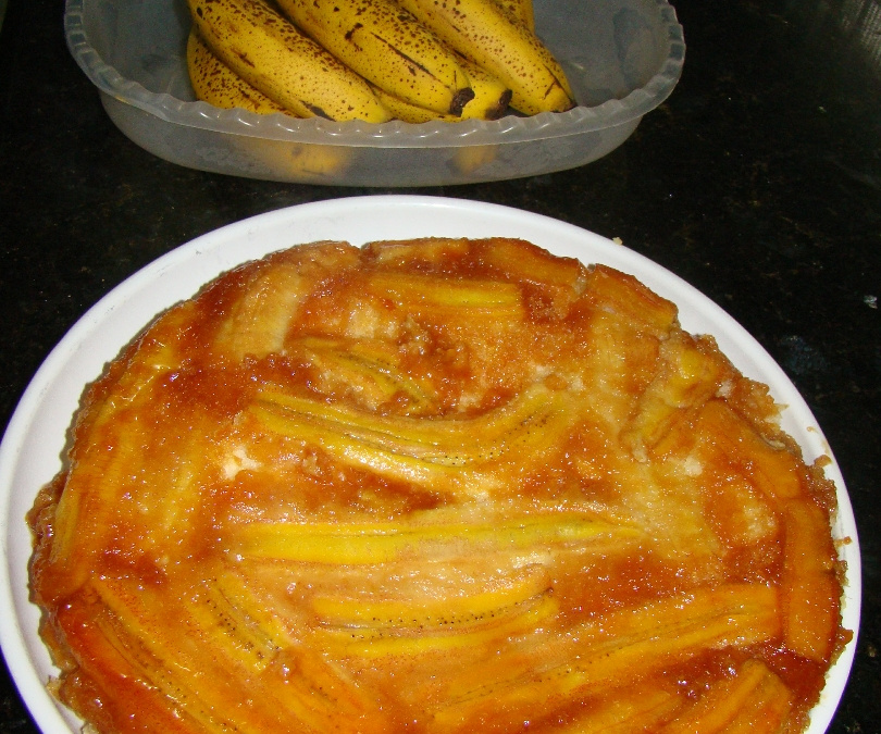 Bolo invertido de banana caramelada de liquidificador