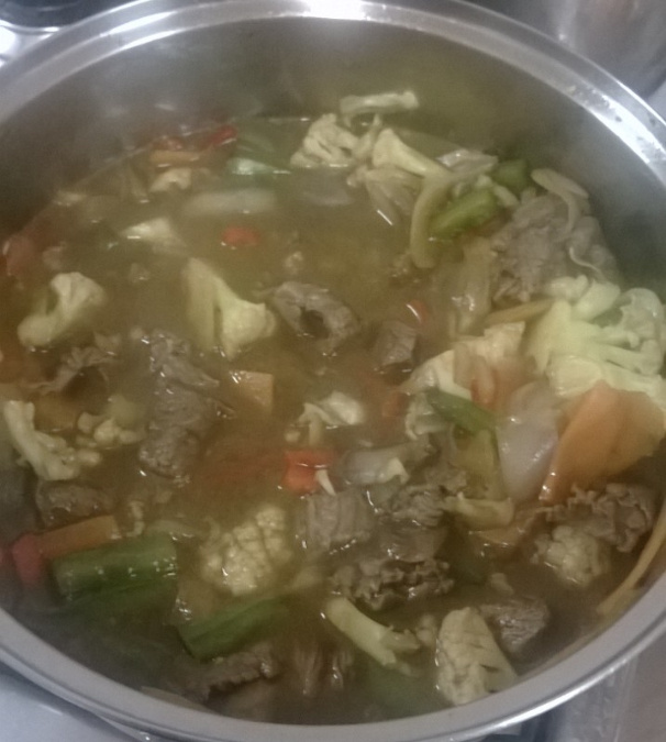 Carne com legumes e shoyo