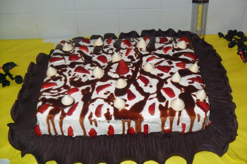 Bolo de baba de moça e doce de leite.