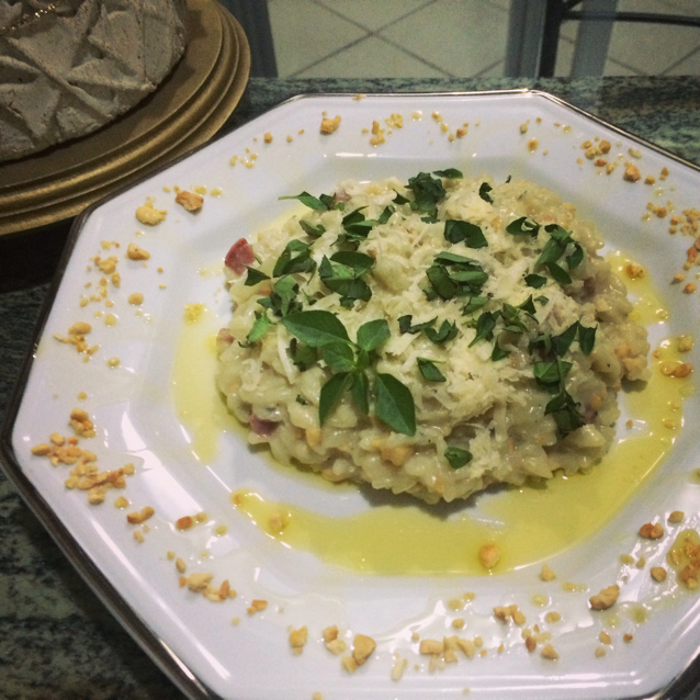 Risoto de gorgonzola com salaminho e espinafre
