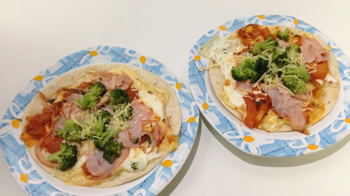 Pizza light de peito de peru e brócolis