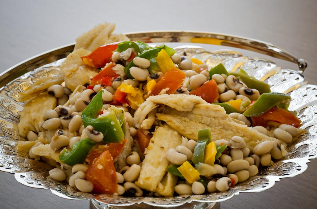 Salada de feijão-fradinho com bacalhau