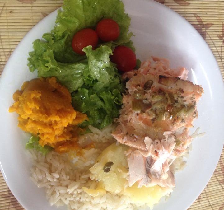 Salmão assado com batatas