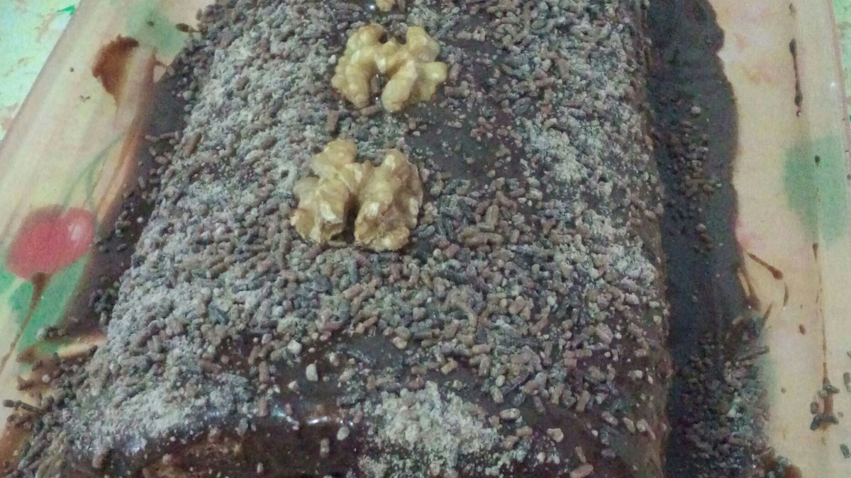 Rocambole de doce de leite com cobertura de chocolate