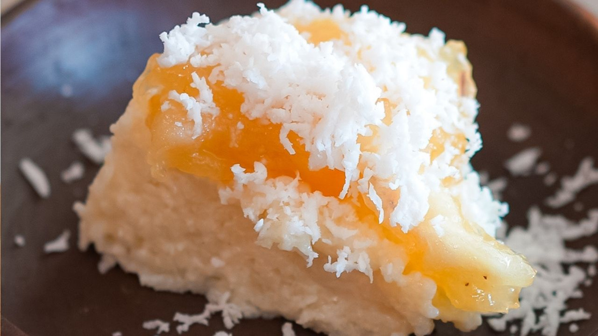 Bolo podre de tapioca gelado com cobertura diferente de doce de bacuri e coco ralado