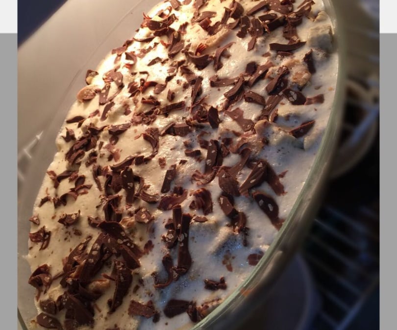 Pavê de chocolate com biscoito champagne
