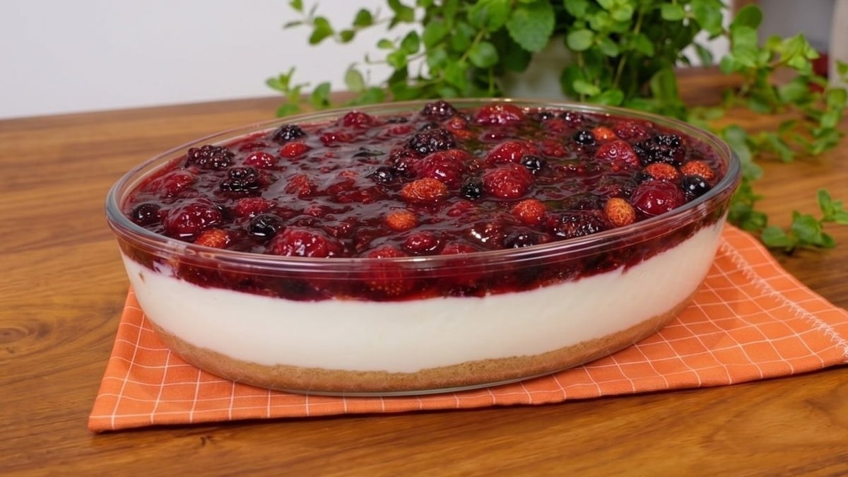 Cheesecake de frutas vermelhas na travessa com sabor tradicional e preparo simples