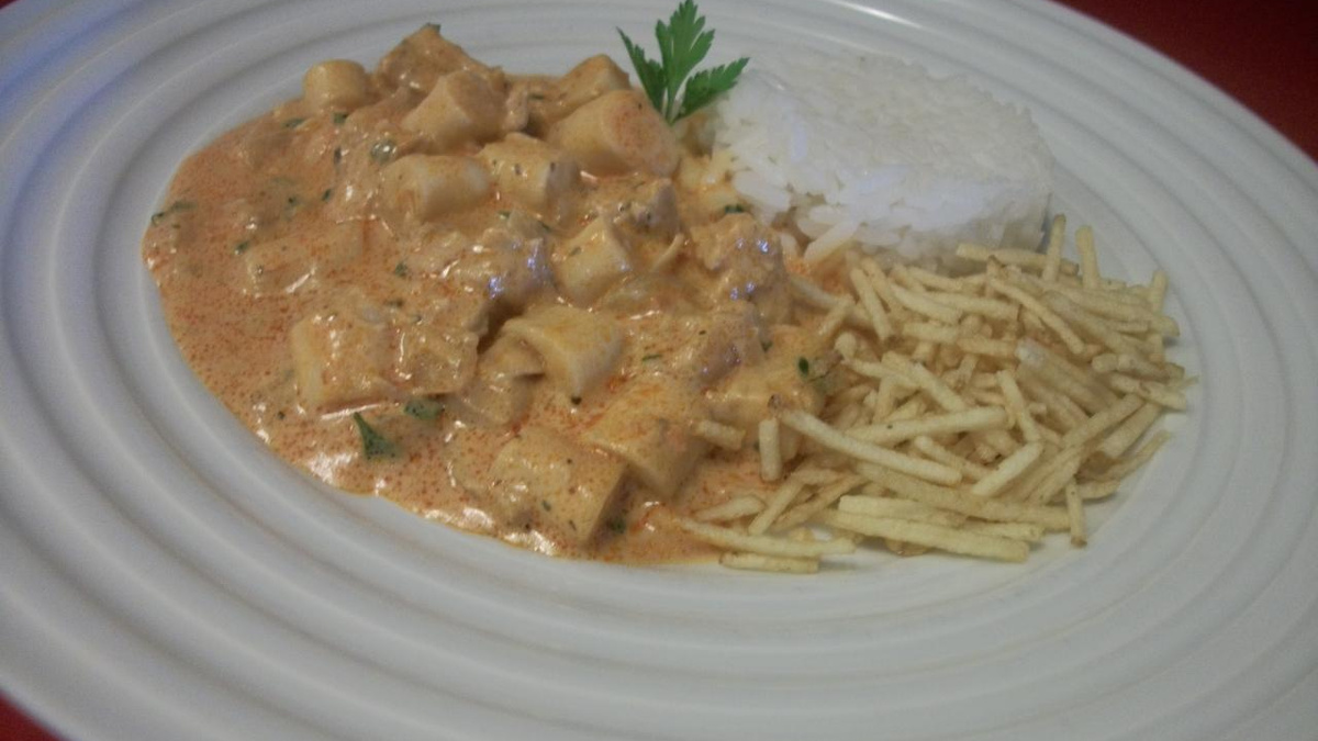 Estrogonofe de palmito com atum