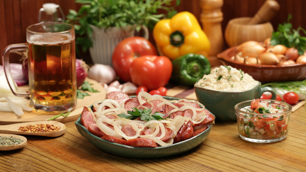 Calabresa acebolada com farofa e vinagrete