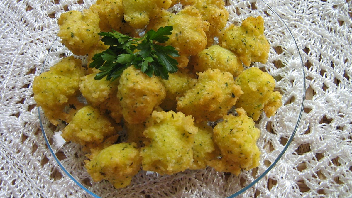 Bolinho de aipim (mandioca) dourado