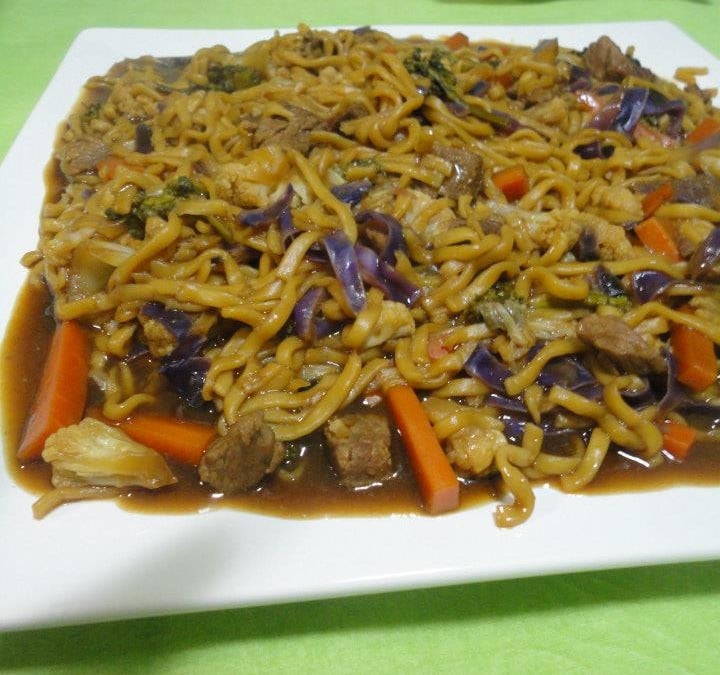 Yakissoba brasileiro fácil e delicioso