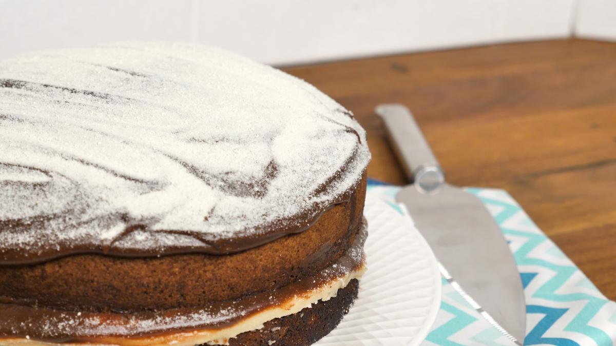 Aprenda a fazer bolo de chocolate com recheio de ninho