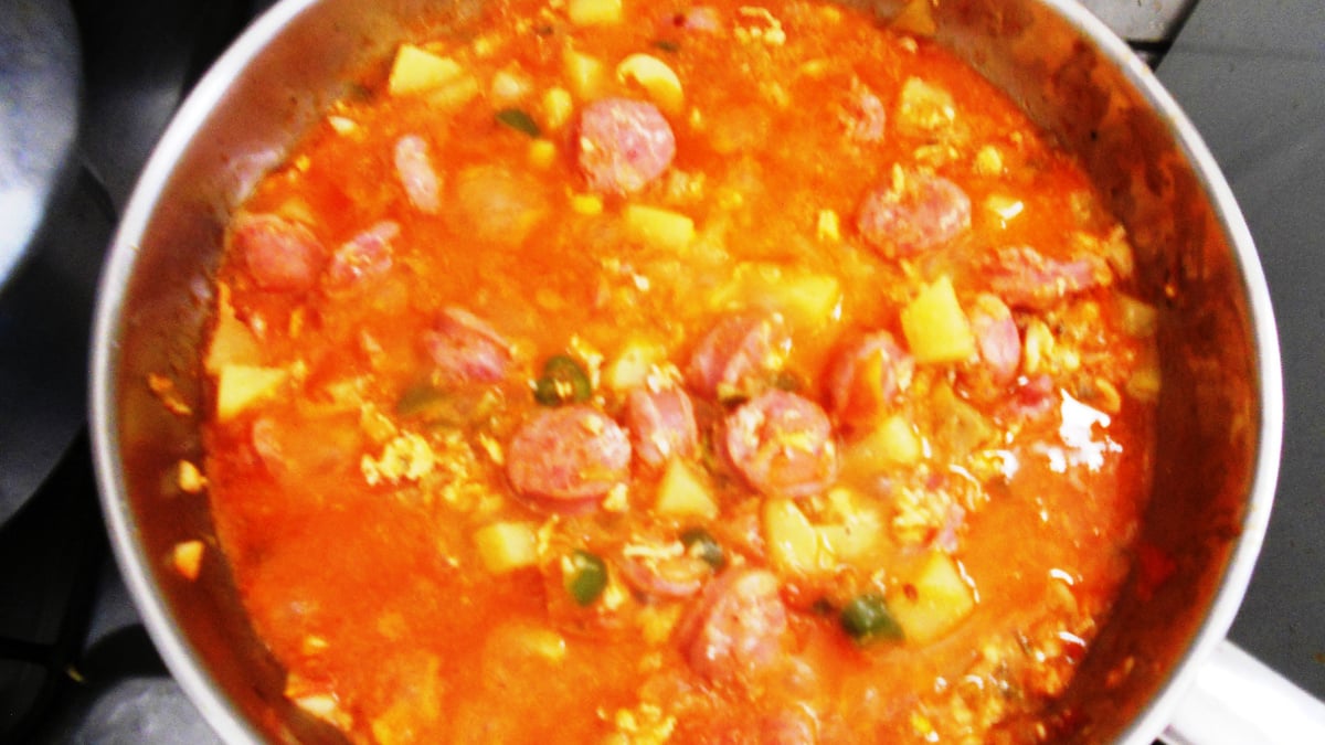 Linguiça ensopada com batatas