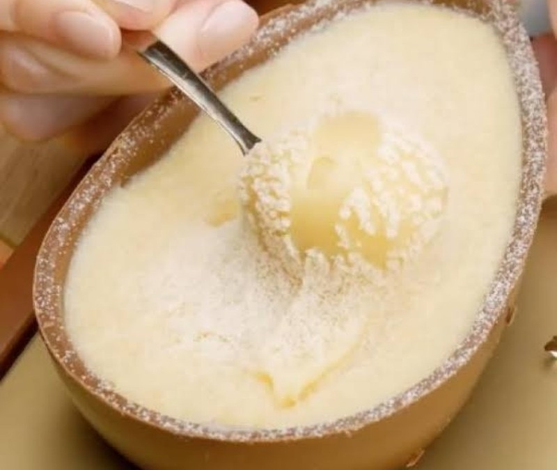 Ovo de pascoa de chocolate ao leite com recheio de leite em pó da Joyce