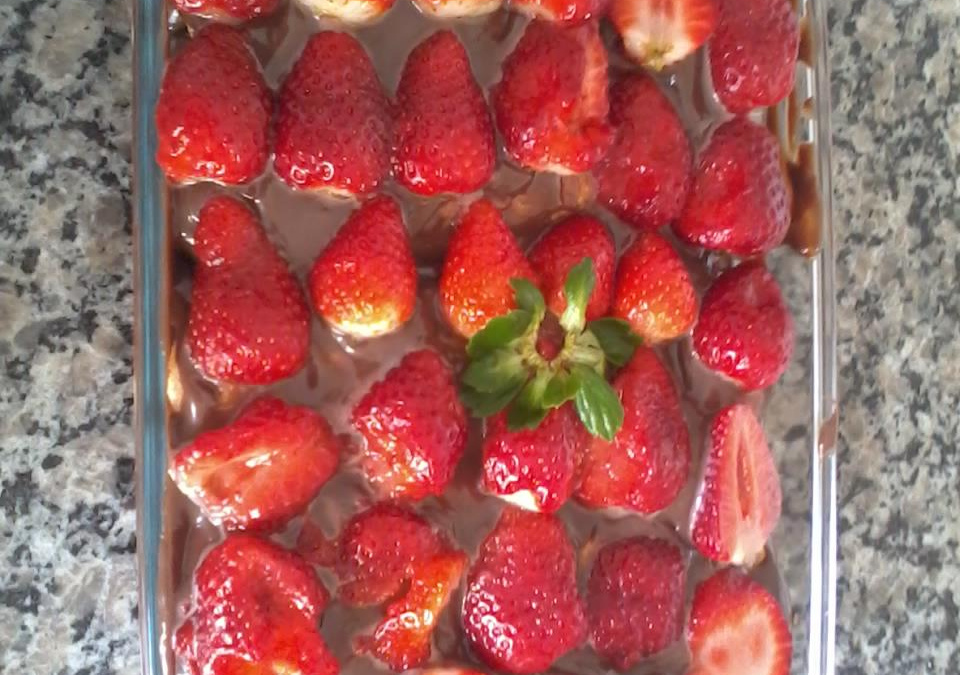 Pavê de chocolate com morangos