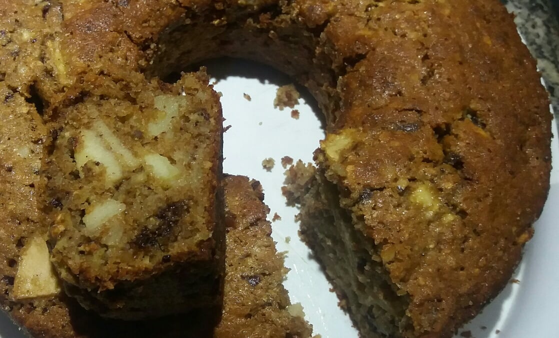 Bolo integral de maçã com castanhas e gotas de chocolate meio amargo